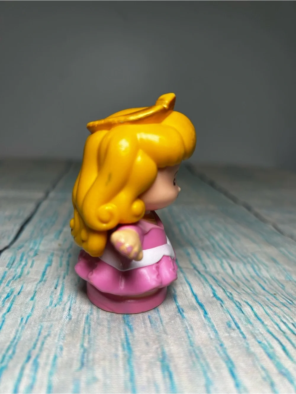 Fisher Price Little People Disney Princess Aurora Red Flowers toy neck Red Rose